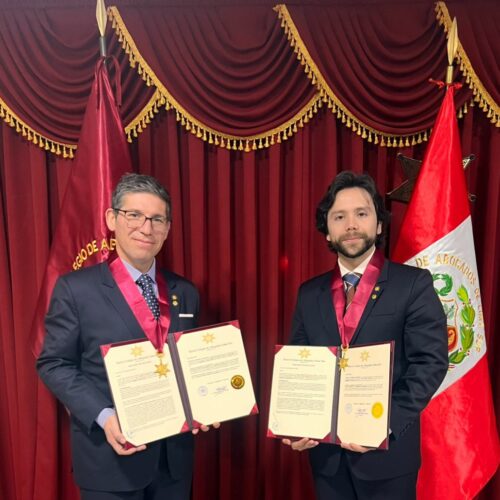 Profesores Renzo Munita y Luis López participaron en seminarios académicos y recibieron distinción honoraria en Perú