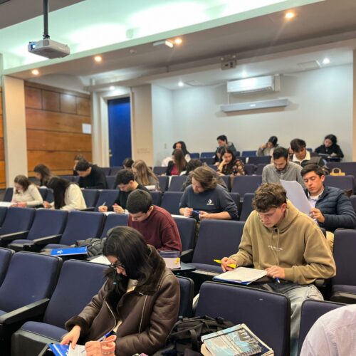 Taller de Resolución de Casos fortaleció habilidades prácticas de estudiantes y egresados de Derecho UDD