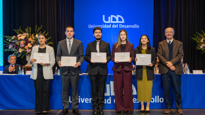 Ceremonia mejores alumnos Derecho UDD 2025