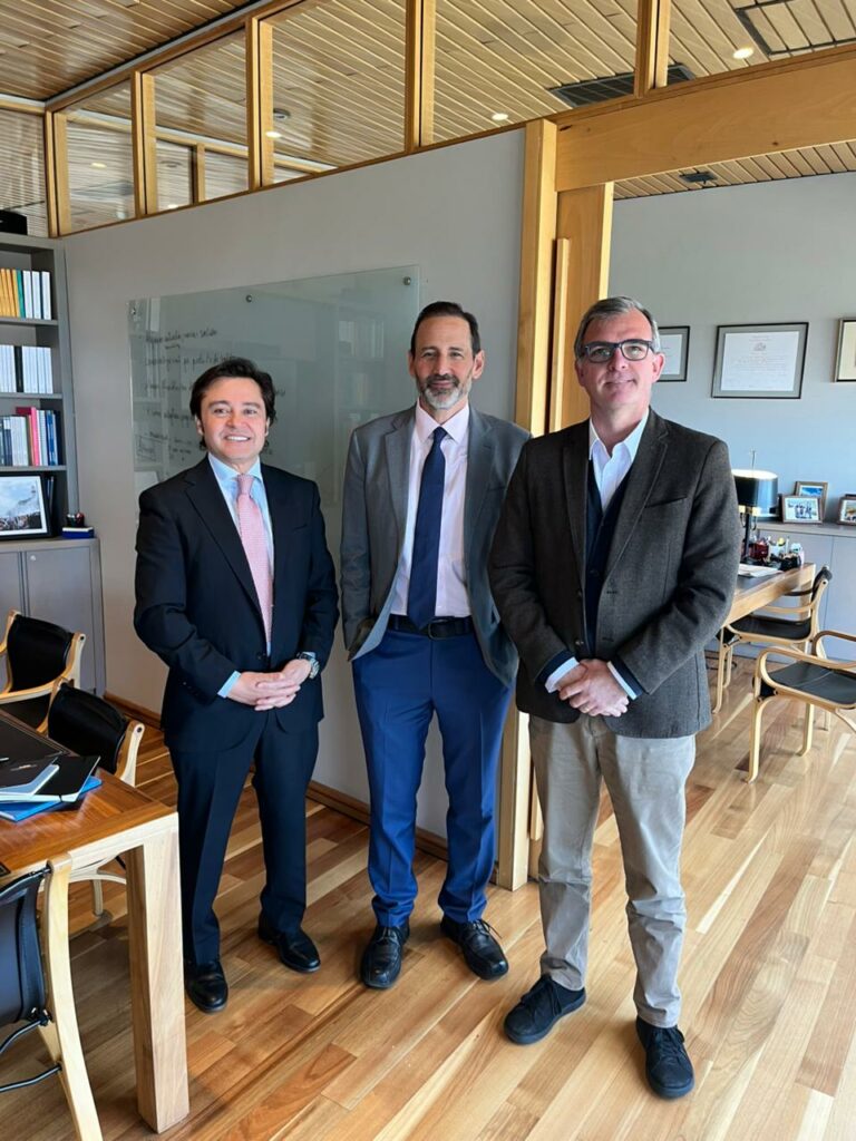 Sam Panarella, CEO de The Foundation for Natural Resources and Energy Law, junto al Prorrector de la UDD